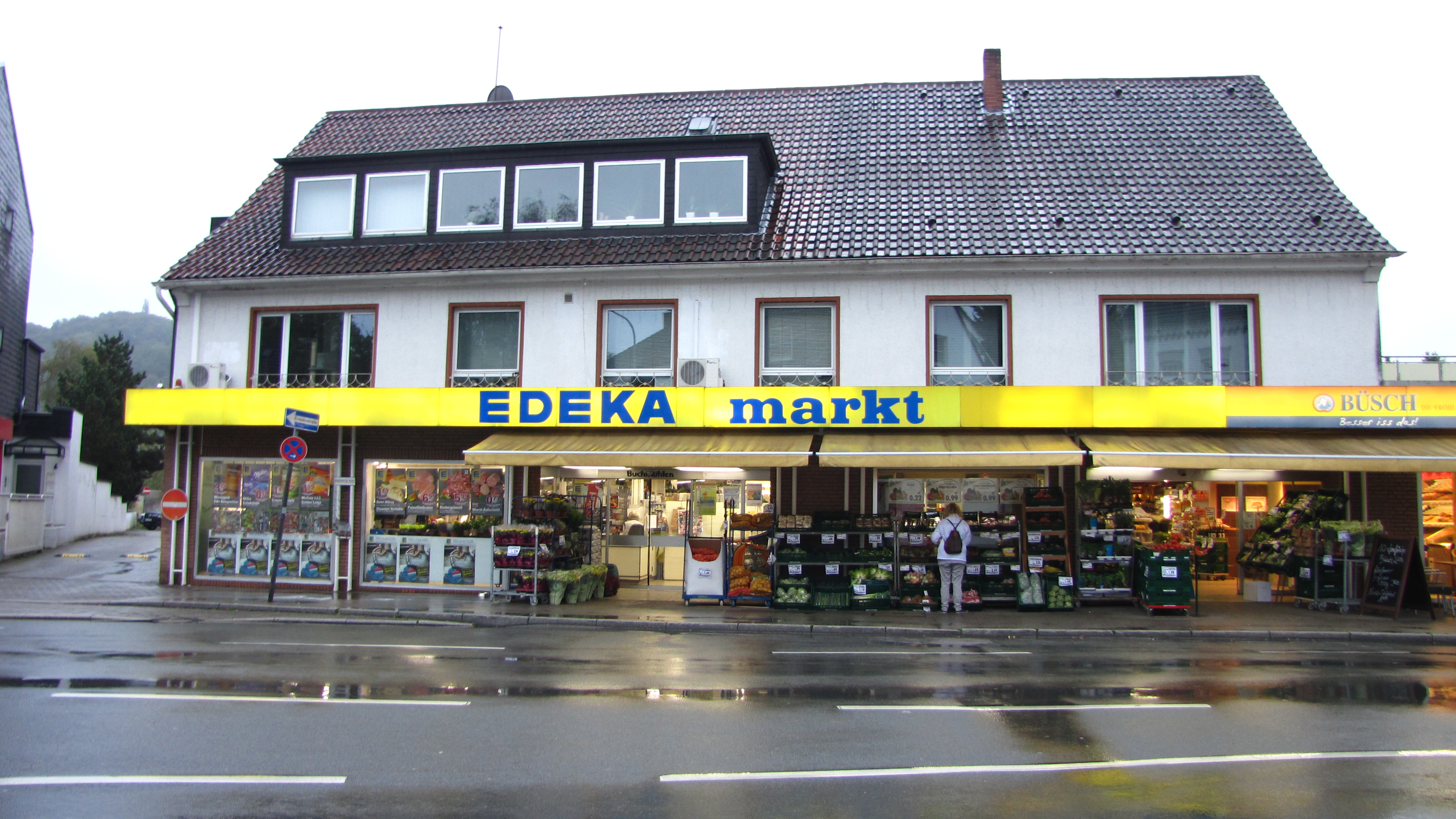 Die Front des EDEKA-Marktes Buchm&uuml;hlen in Essen-Kettwig vor der Br&uuml;cke.