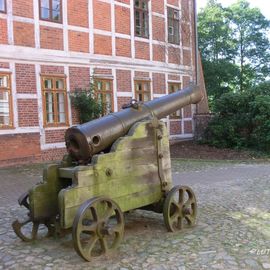 Winsener Schloss Kanone im Innenhof