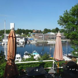 Wallburg, Hotel und Café, Neustadt, Blick aus dem Wintergarten auf den Hafen im Mai