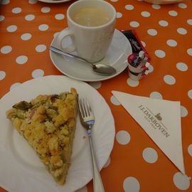 Cafe Strandgut, Rosenhagen, Rhabarber-Streuselkuchen