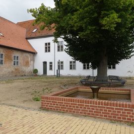 Kloster Rehna, Innenhof mit artesischem Brunnen