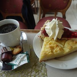 Café Wahl, Bad Berleburg, Apfelkuchen mit Himbeer-Joghurt-Sahne-Torte plus Kaffee