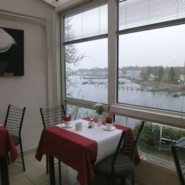 Wallburg, Hotel und Café, Neustadt, Wintergarten mit Blick auf den Hafen