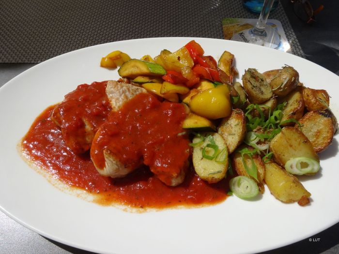 Restaurant Fischereihafen, Cuxhaven, Putenmedaillons mit mediterranen Gemüsen in Tomaten-Basilikumsauce und kleine Schmorkartoffeln mit Rosmarin