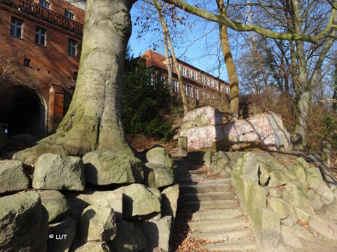 Lübecker Wallanlagen, Aufgang zum Kaisertor