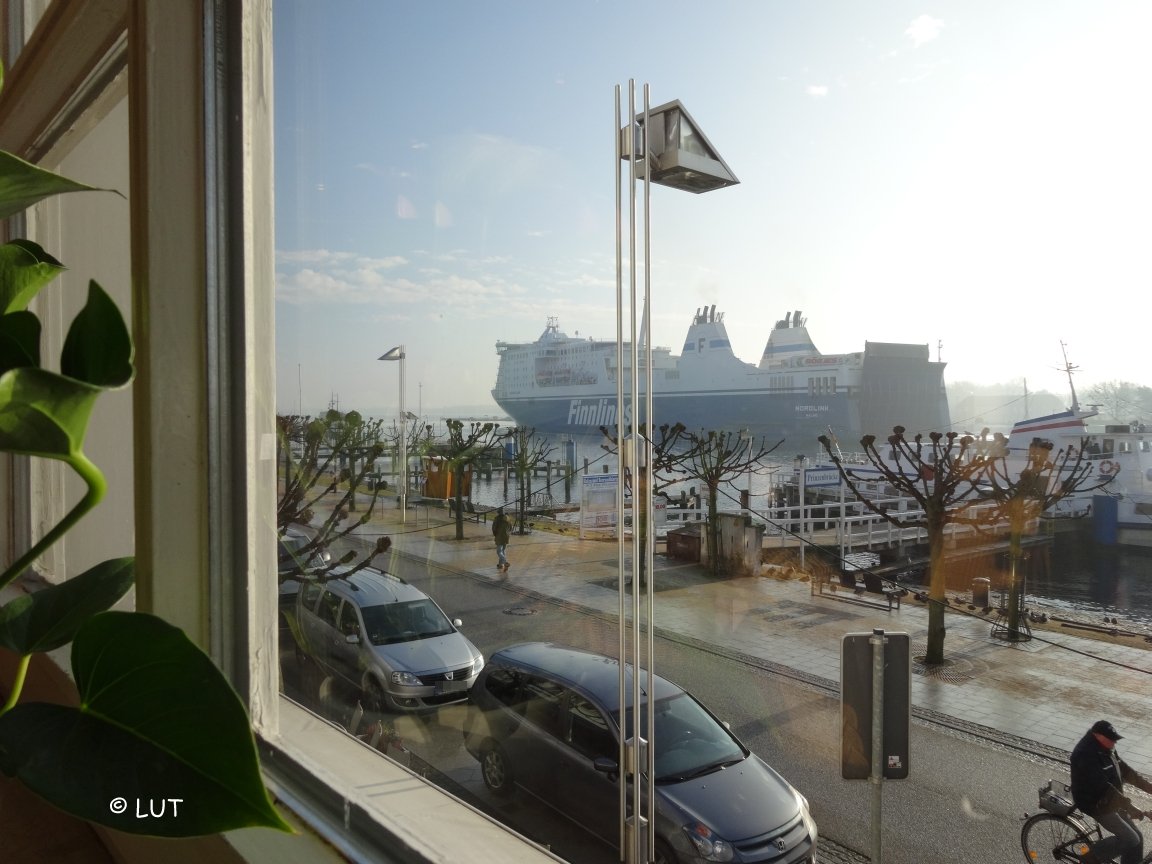 Niederegger, Café, Travemünde Blick auf eine Fähre der Finnlines