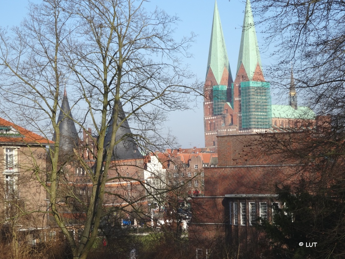 Lübecker Wallanlagen, Blick auf das Holstentor und St. Petri