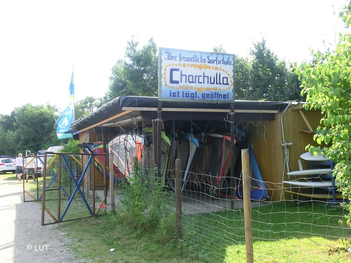 Camping Strukkamphuk, Surfschule, dahinter Tauchschule