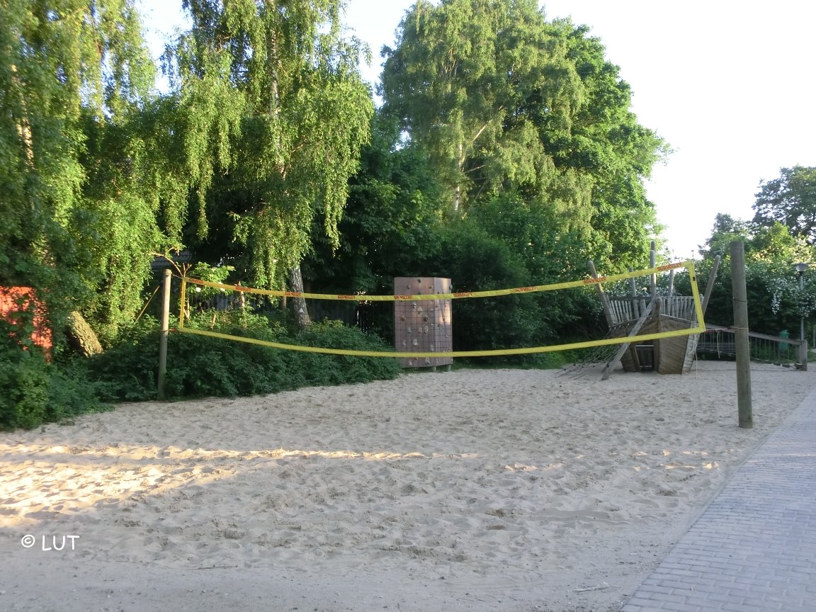 Naturcampingplatz Spitzenort, Plön, Beachvolleyballplatz % Kletterwand