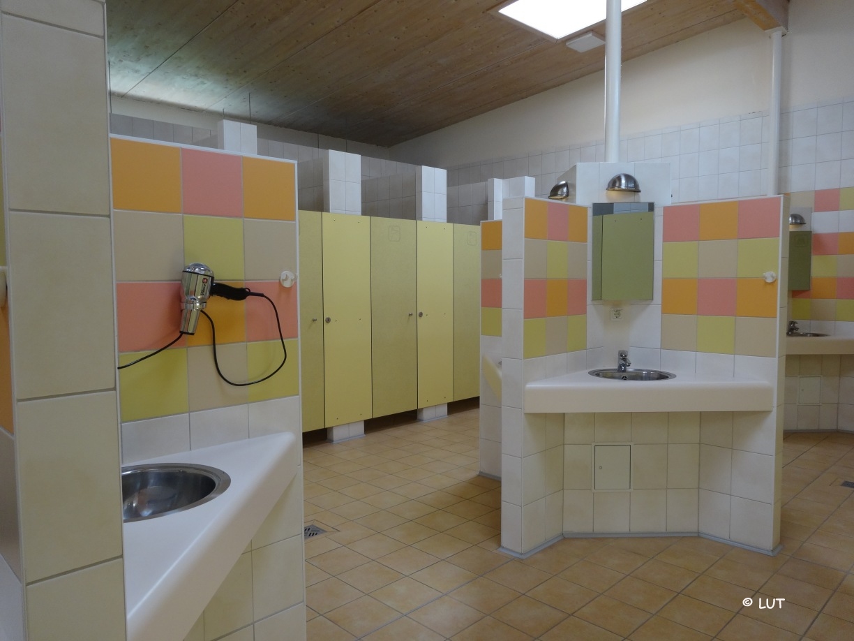 Ostseecamping Ferienpark Zierow, Sanitärgebäude 1, Damenwasch- und Duschbereich
