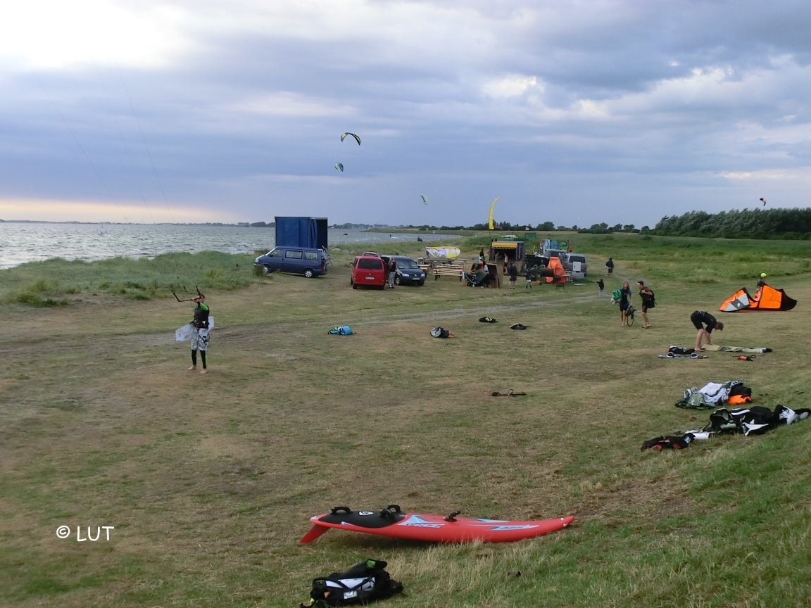 Camping Strukkamphuk, Nach einem Gewitter machen sich die Kiter bereit, Strandbar im Hintergrund