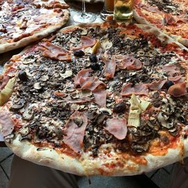 Eine Pizza - größer als der Teller!