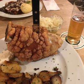 Schweinshaxe mit Bratkartoffeln u. Krautsalat, dazu ein frisch gezapftes Kölsch