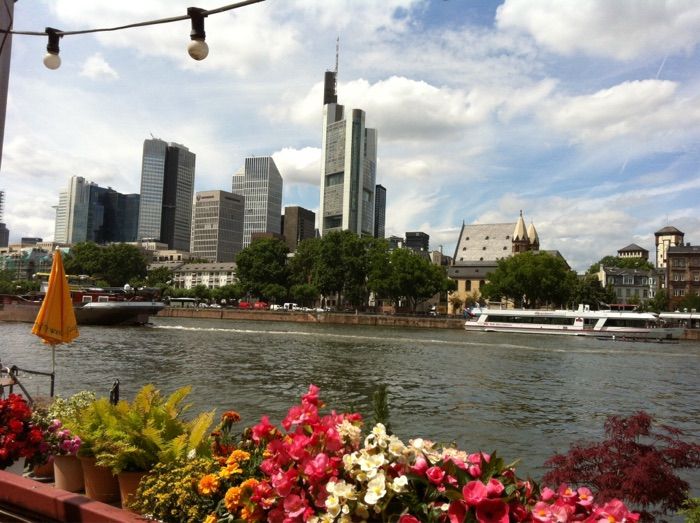 Ausblick vom Bootshaus auf die Frankfurter Skyline 