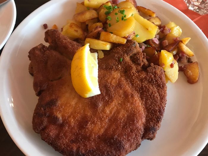 Ein super leckeres Kotelett mit Bratkartoffeln (und Salat)