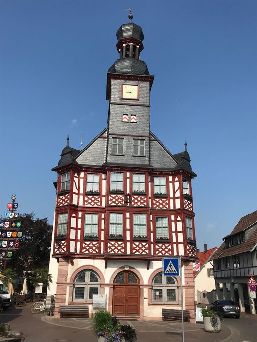 Rathaus in Lorsch unweit vom Eiscafé Dolomiti