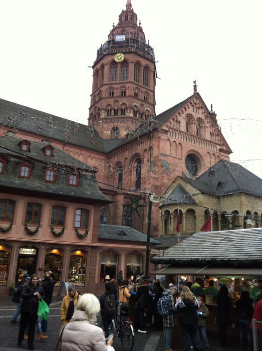 Weihnachtliche Stimmung vor dem 1000-jährigen Dom.