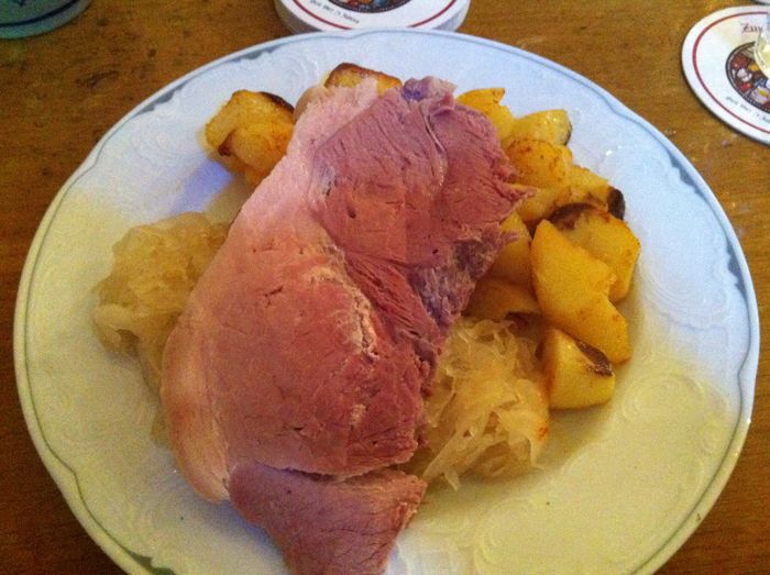 Schweinesolber mit Kraut und Bratkartoffeln.
