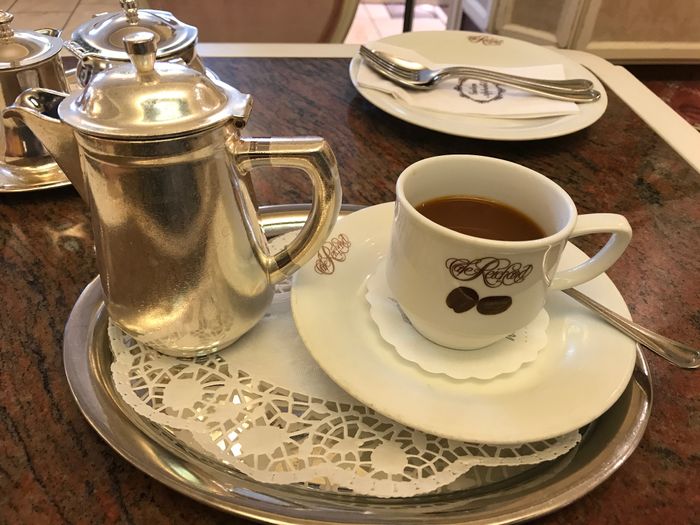 Ein Kännchen Kaffee in echtem Silber serviert.