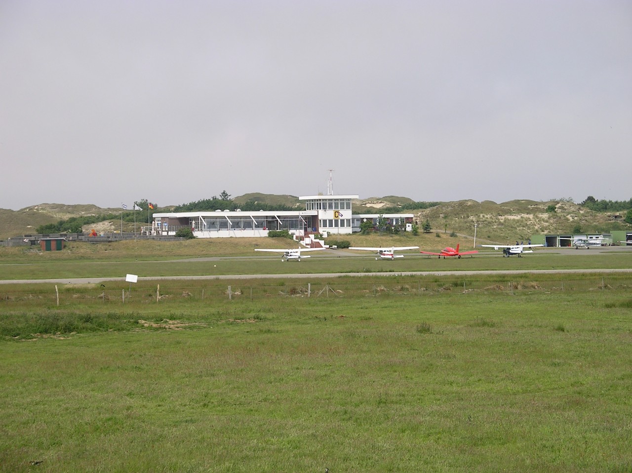 Start- und Landebahn mit dem Terminal