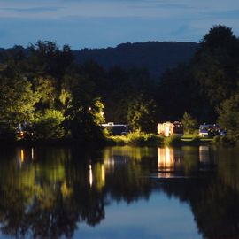 Blick auf Seewiese am Abend