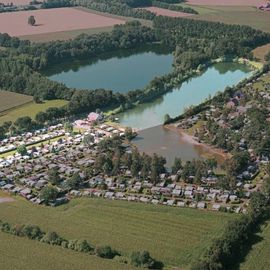 Luftbild heller Bereich = Campinplatz und See