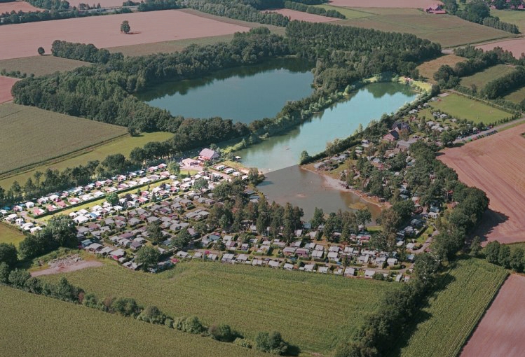 Luftbild heller Bereich = Campinplatz und See