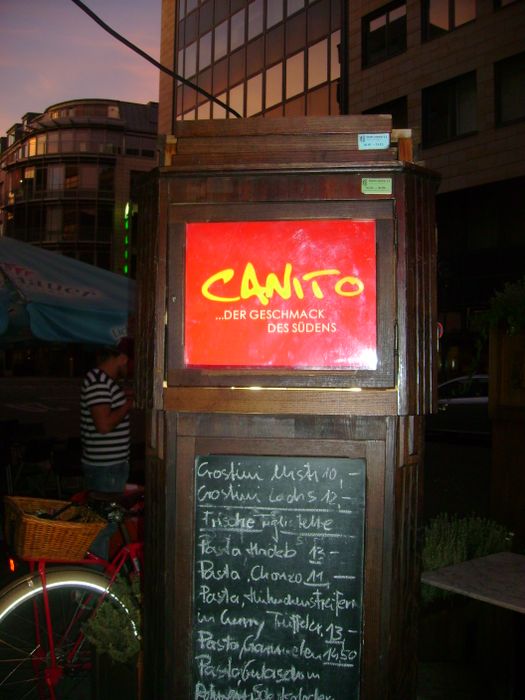 Canito: Werbeschild vor dem Lokal