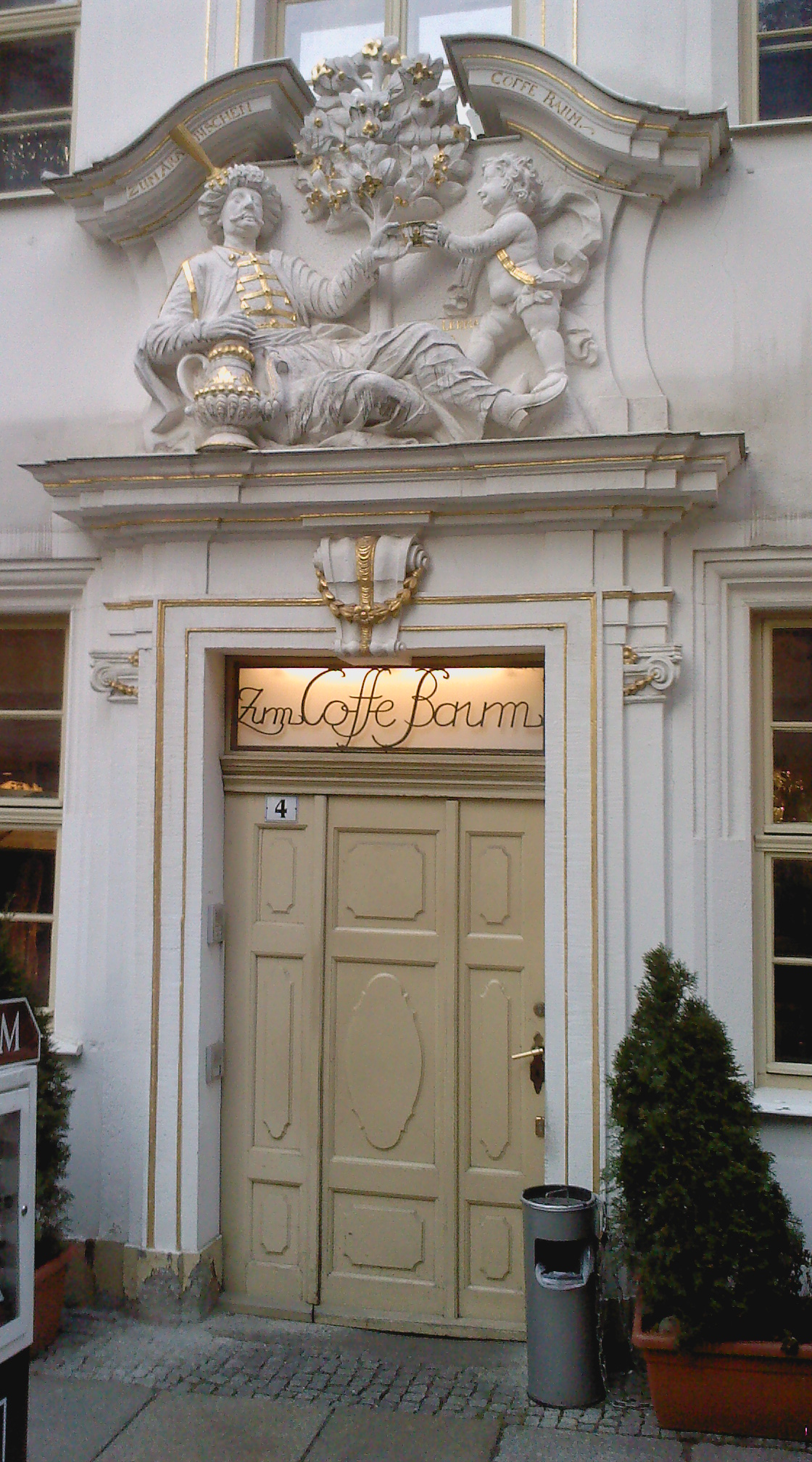 Der Eingang zum Gasthaus &quot;Zum Arabischen Coffee Baum&quot; mit dem berühmten Relief