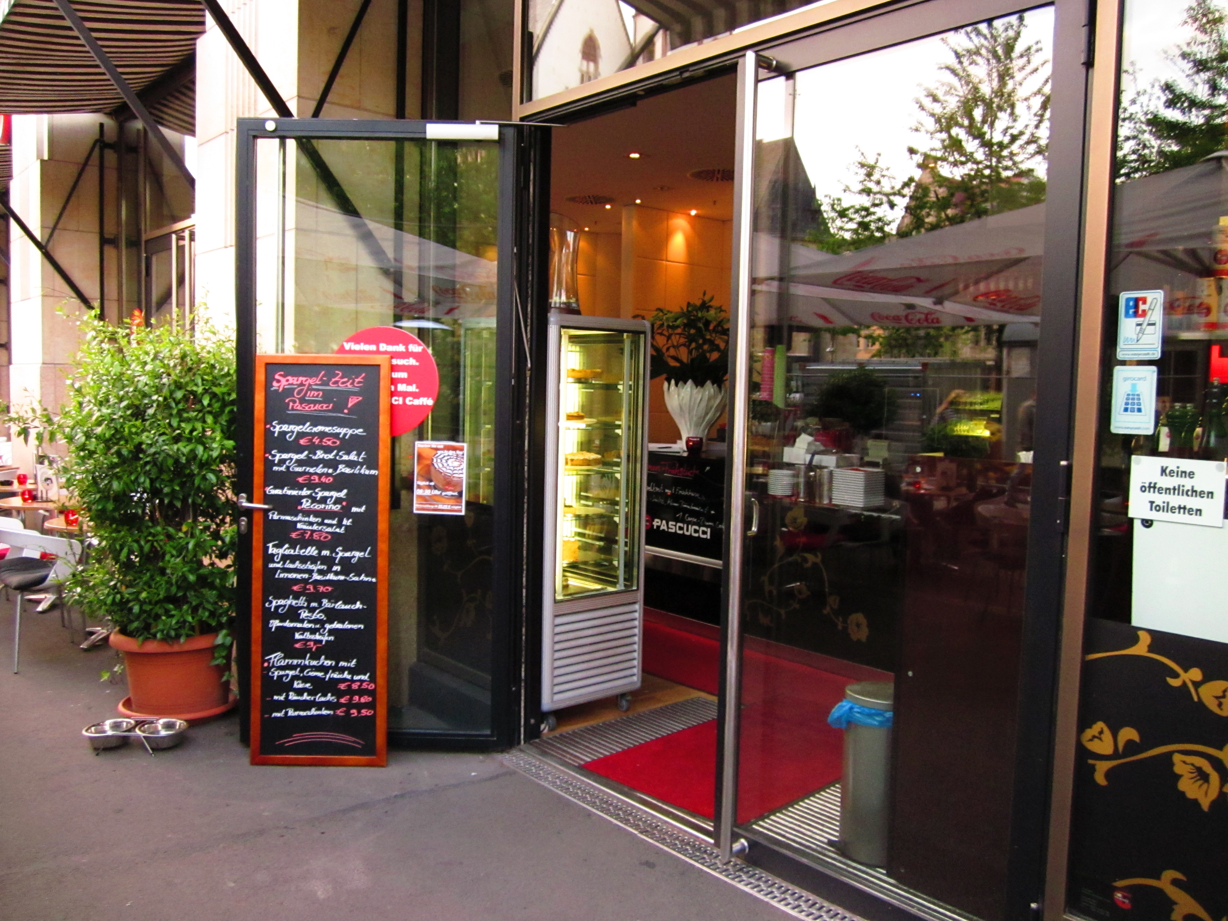 Eingang des Caffé Pascucci