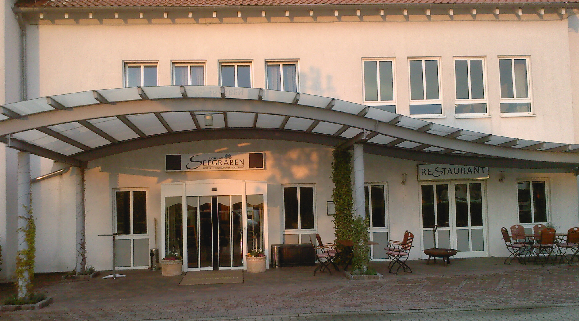 Hotel am Seegraben - Eingangsbereich mit "Raucherzimmer"