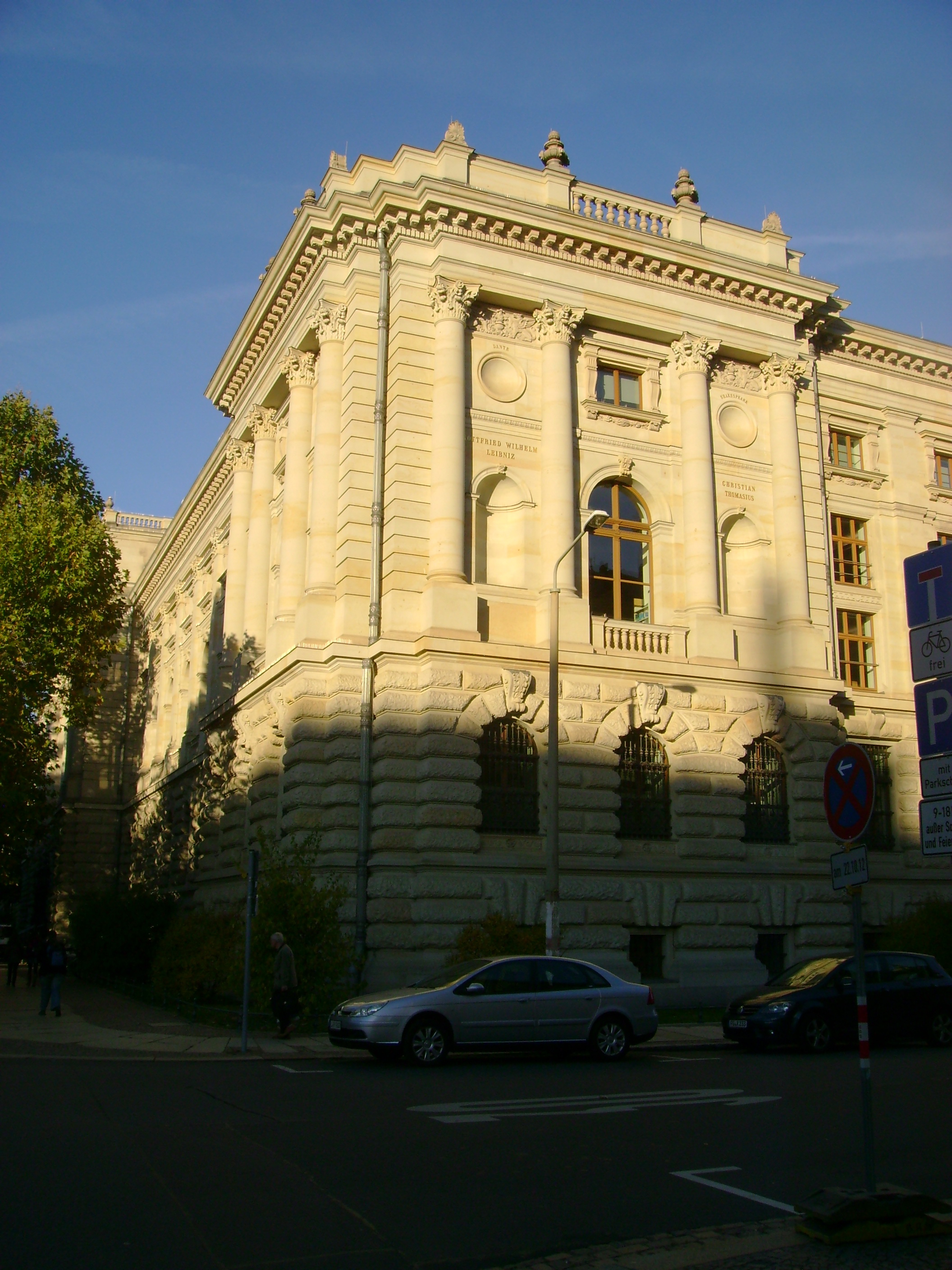 Der wiederaufgebaute Ostflügel der Bibliotheca Albertina
