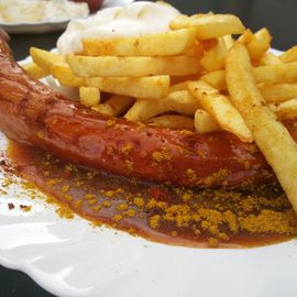 Currywurst/Pommes