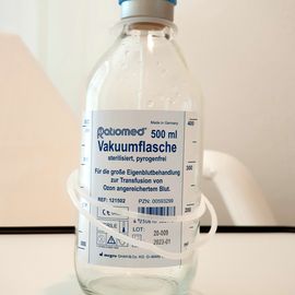 Vakuumflasche zum Aderlass bei bestimmten Veränderungen der Blutzusammensetzung und bei Bluthochdruck bei der Heilpraktikerin in der Potsdamer Charlottenstraße

