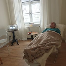 Patient am Bioresonanzgerät
Bioresonanztherapie wird in Potsdam / Wannsee / Zehlendorf angewandt bei Allergie, Burnout, Aufmerksamkeitsstörungen, bei Asthma bronchiale und verschiedenen Hautkrankheiten wie Nesselsucht, Neurodermitis