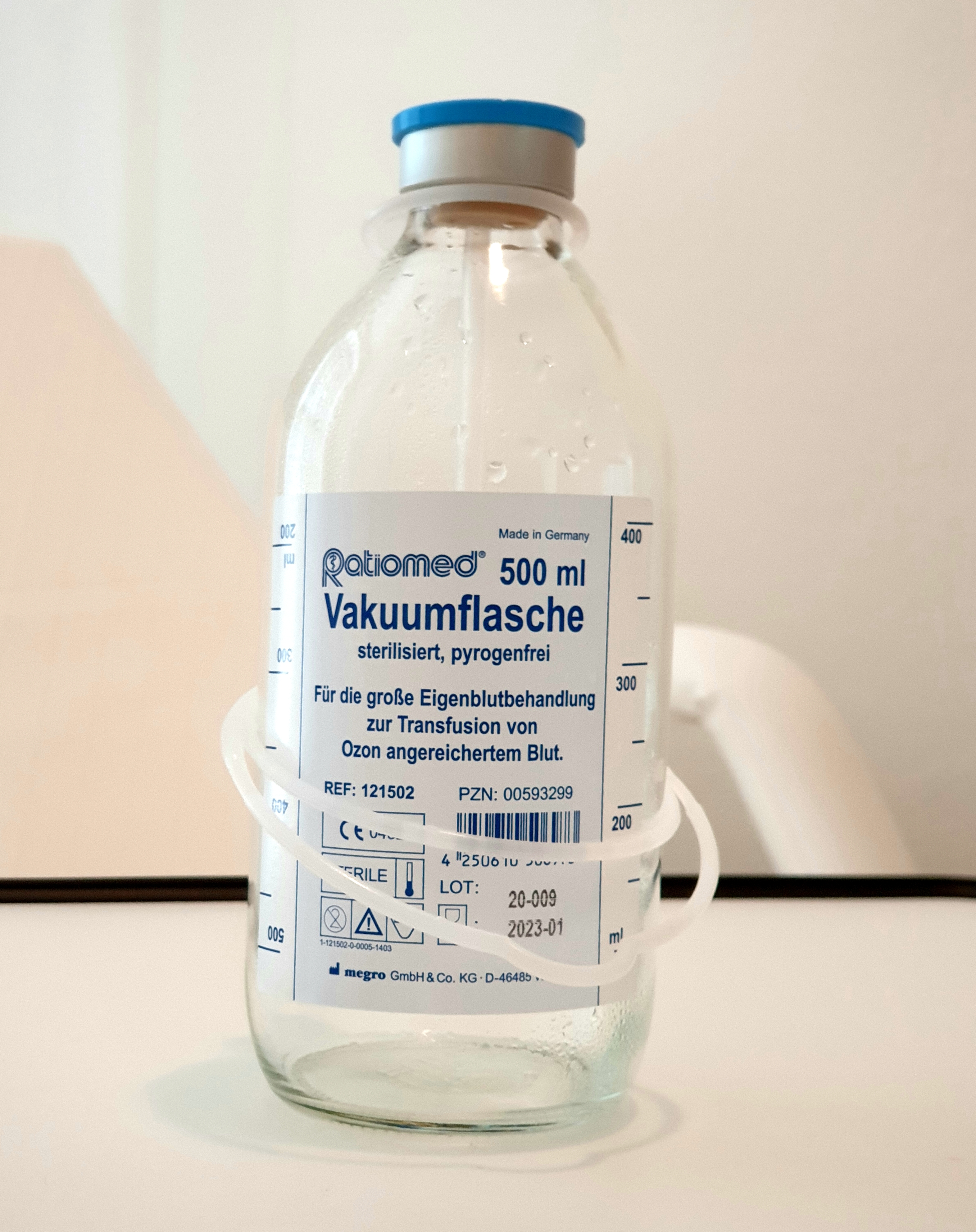 Vakuumflasche zum Aderlass bei bestimmten Veränderungen der Blutzusammensetzung und bei Bluthochdruck bei der Heilpraktikerin in der Potsdamer Charlottenstraße