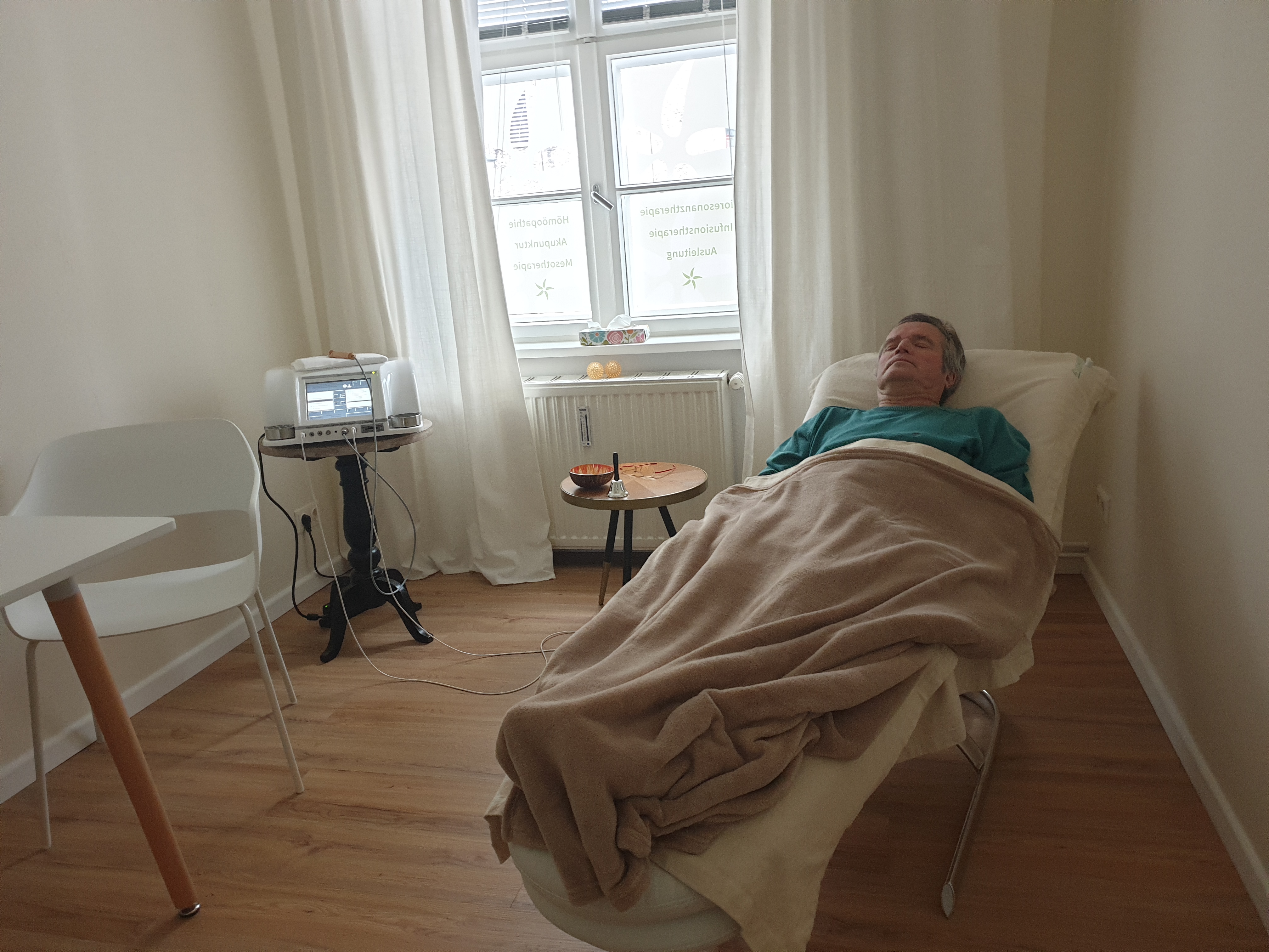 Patient am Bioresonanzgerät
Bioresonanztherapie wird in Potsdam / Wannsee / Zehlendorf angewandt bei Allergie, Burnout, Aufmerksamkeitsstörungen, bei Asthma bronchiale und verschiedenen Hautkrankheiten wie Nesselsucht, Neurodermitis
