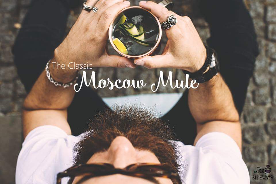 Moscow Mule - dieser Cocktail  verdankt seine Existenz einer lustigen Begebenheit, als ein amerikanischer Barbesitzer zu viel Ginger ALe auf Lager hatte und ein Vertreter ihm aus der Patsche half und den Moscow Mule erfand.