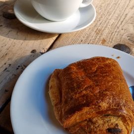 Kaffee und pain au chocolat