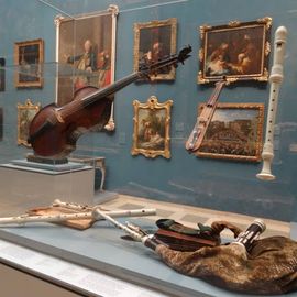 Vitrine mit historischen Musikinstrumenten