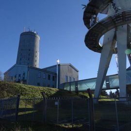 technische Gebäude mit Fuß des Sendemastes