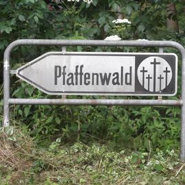 Hinweisschild im Wald