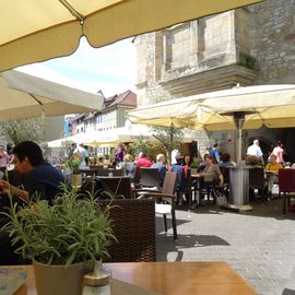 im Hintergrund Sitzplätze vom Nüsslein am Wenigeplatz