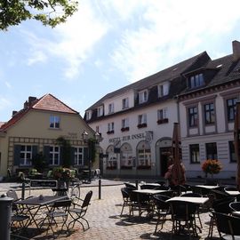 das Gebäude in der Mitte ist das Inselhotel