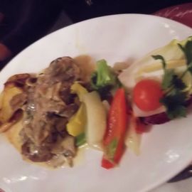 Steak mit Austernpilzen und Zwiebeln , Gemüse