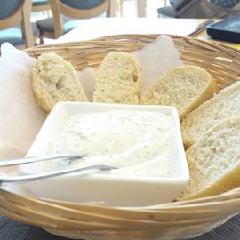 kleiner Gruß aus der Küche - Kräuterquark mit Baguette 