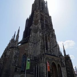 der Turm des Münsters in voller Höhe vom Rande des Domplatzes aus