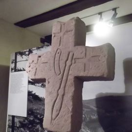 1. Etage  - gotisches Kreuz