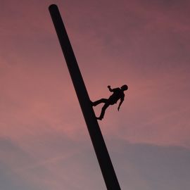 Skulptur "Man walking to the sky" , "Himmelsstürmer" in Kassel