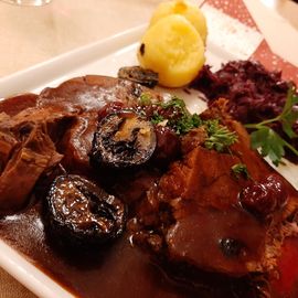 Hirschbraten mit Kirschsauce, schwarzen Nüssen, Rotkohl und Kloß